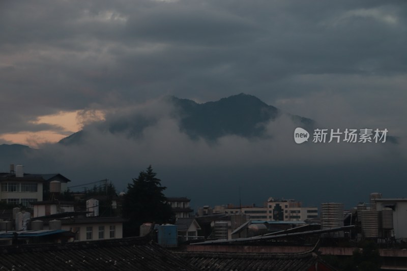 云雾缭绕的山间城镇风景