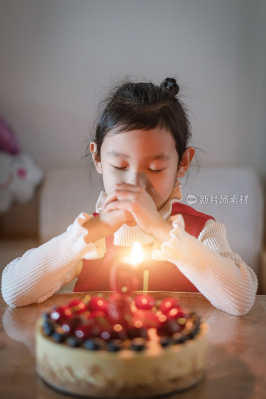 中国女孩在生日蛋糕前许愿