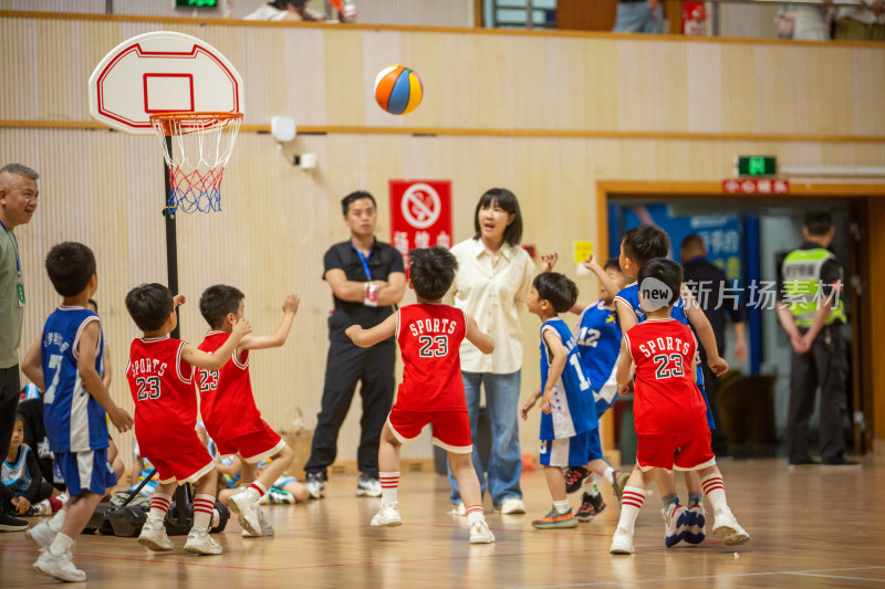 幼儿体育大会中的篮球对战