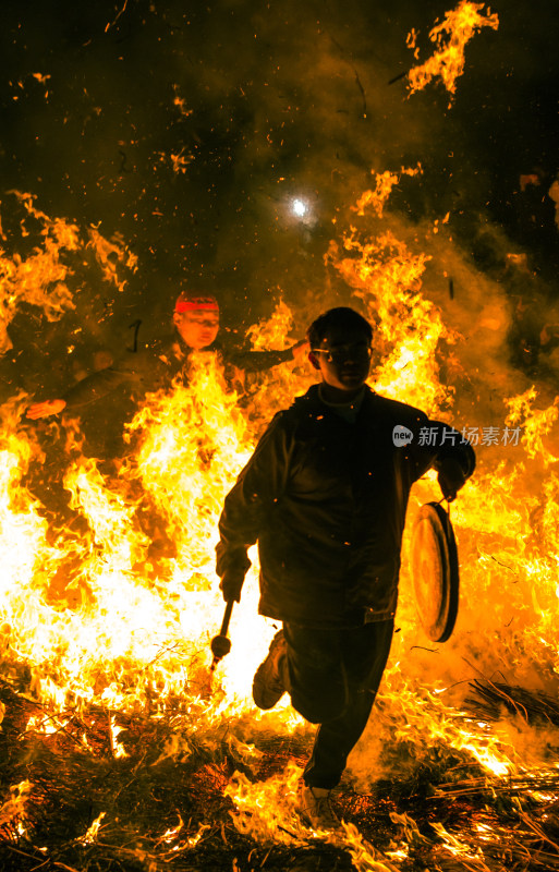 揭阳过年跳火堆 潮汕春节习俗