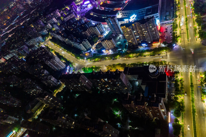 城市大道夜景交通航拍图