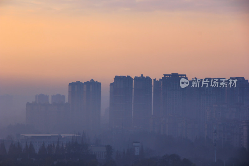 晨雾中的成都市温江区风光