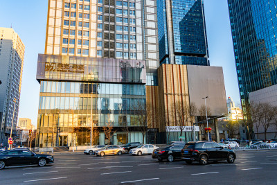 沈阳北站建筑群城市街道车辆穿行的繁忙景象