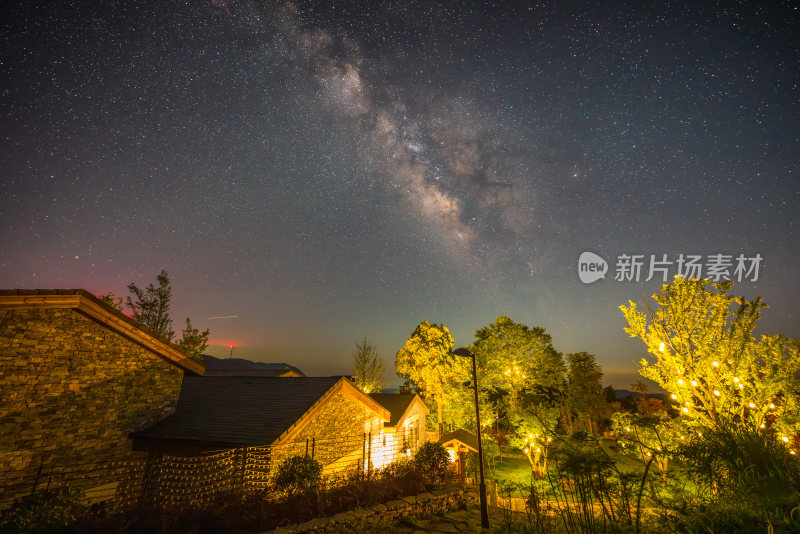 星空银河下的民宿小屋