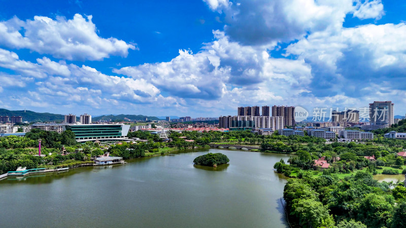 航拍广西梧州城市绿化玫瑰湖公园