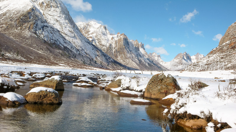 白雪皑皑的群山映衬下的湖景