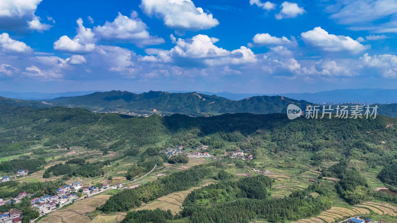 山川丘陵美丽乡村田园秋收景色航拍图