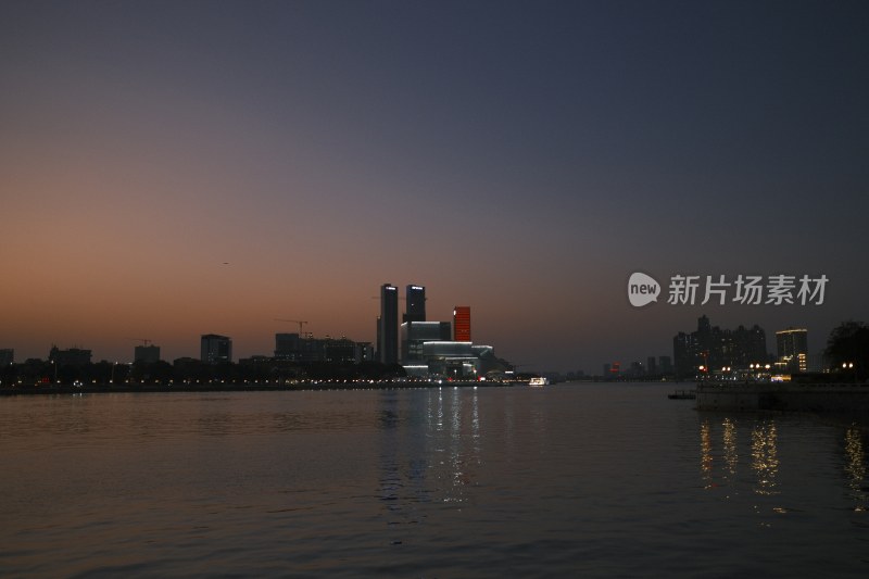 城市江边黄昏时分的夜景