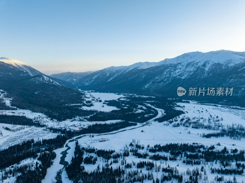 新疆阿勒泰喀纳斯雪景神仙湾晨雾雪山森林