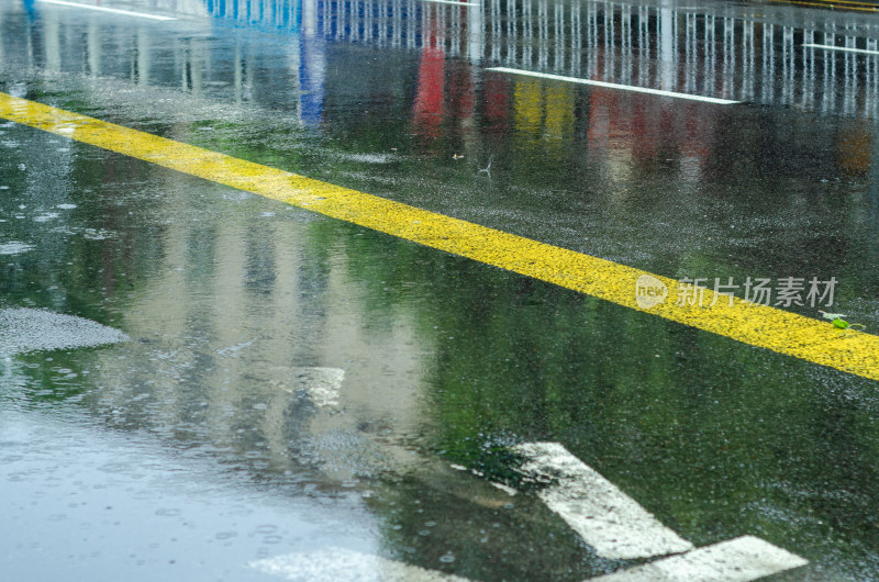 下雨过程城市道路满是积水