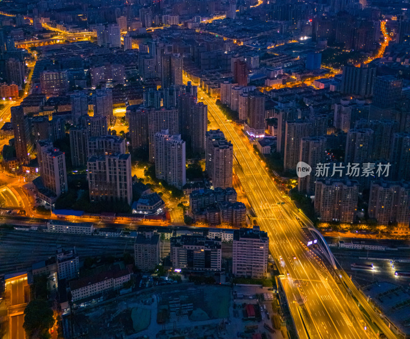 黎明时分俯瞰上海外滩街景