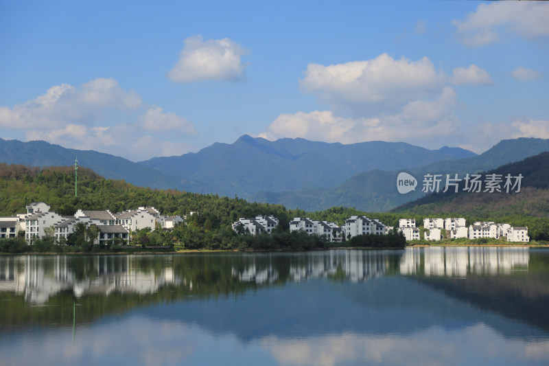 山湖 白屋 白墙 乡村 倒影 唯美