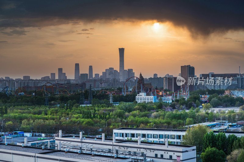 北京欢乐谷城市cbd建筑群傍晚乌云晚霞