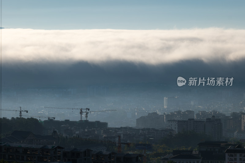 云雾笼罩下的城市建筑景观