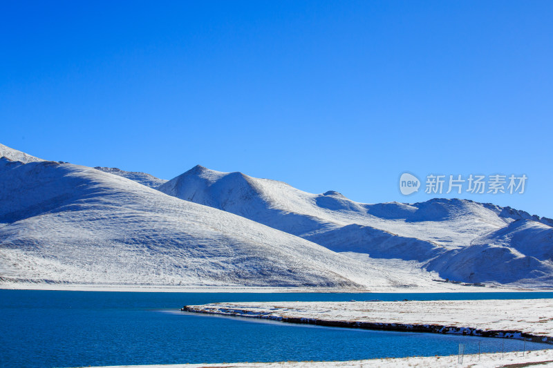 中国西藏羊卓雍措湖羊湖冬季雪景