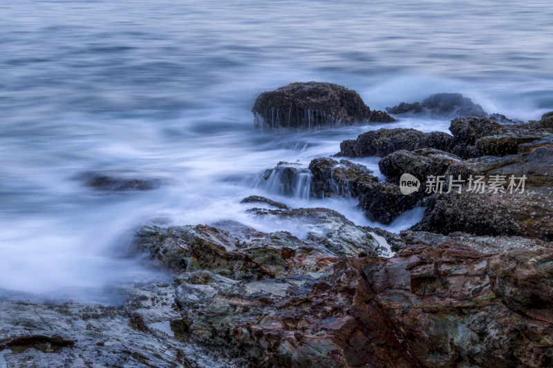 海浪拍打岸边岩石景象