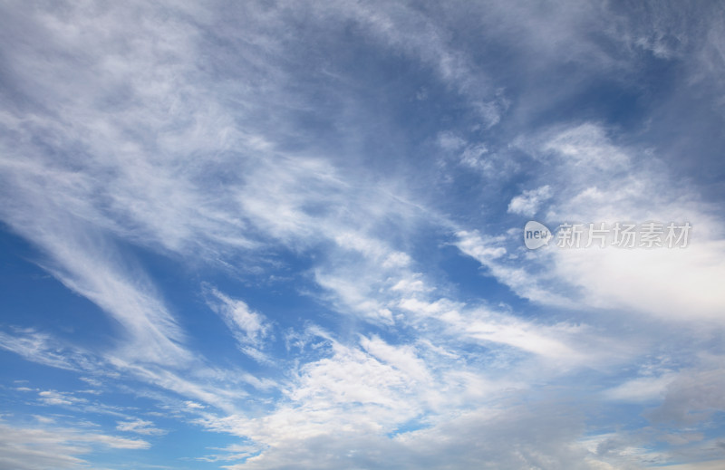 晴天高空中的蓝天白云自然景观