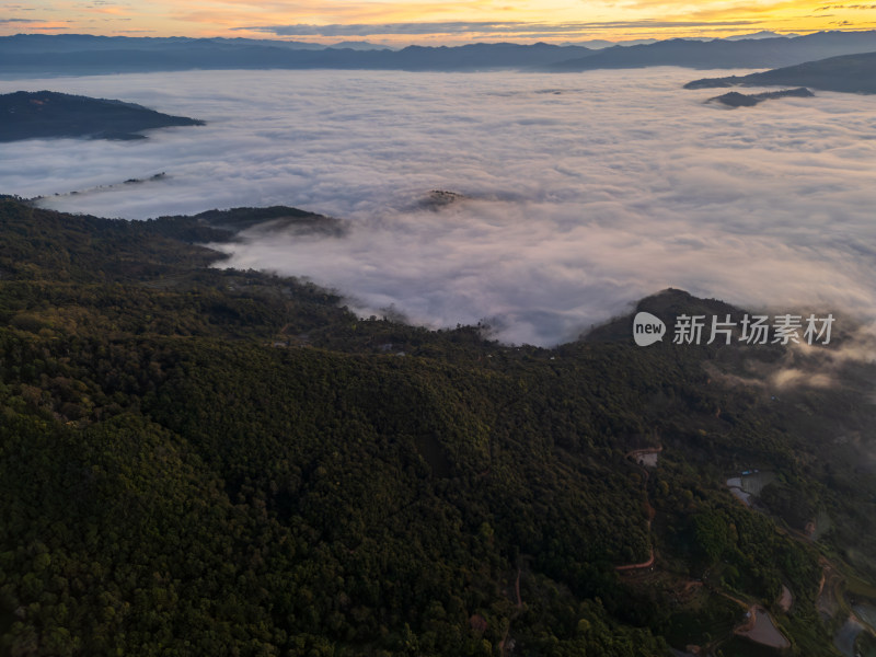 云海中的山峦航拍壮丽自然景观