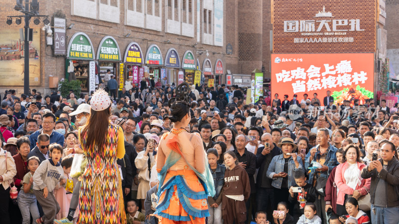 中秋节中国新疆国际大巴扎的特色节目表演