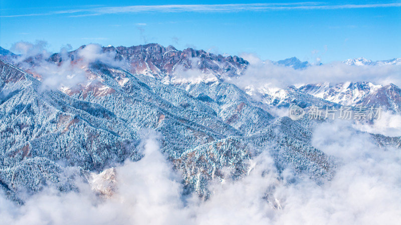 四川成都西岭雪山上空的云海群山航拍