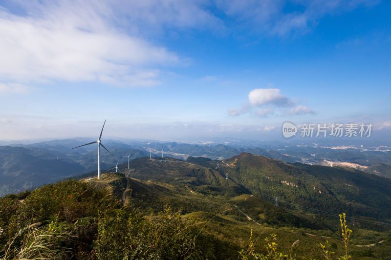 山间风力发电机自然风光