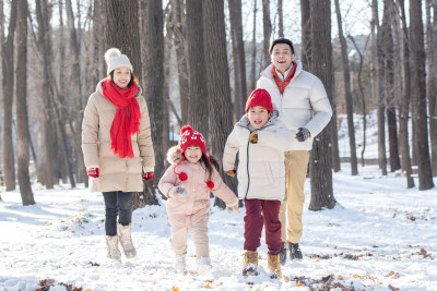 欢乐家庭在雪地里奔跑