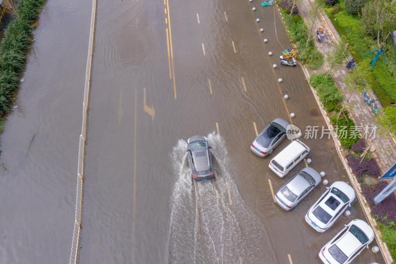 雨后积水的城市道路