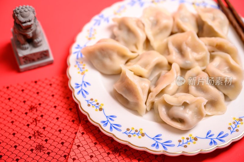 红色背景中国北方春节美食饺子与新年红包