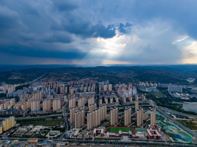 城市乌云雨季航拍图