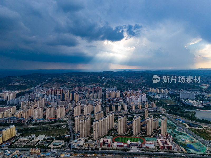 城市乌云雨季航拍图