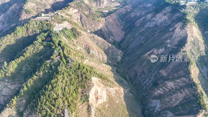 西北光秃秃的大山沟壑航拍 图