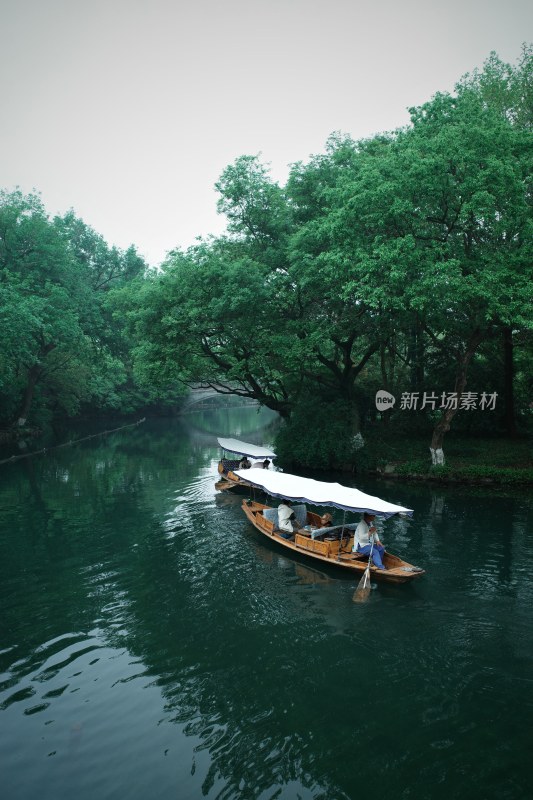 杭州太子湾公园内河道游船及两岸绿树景观