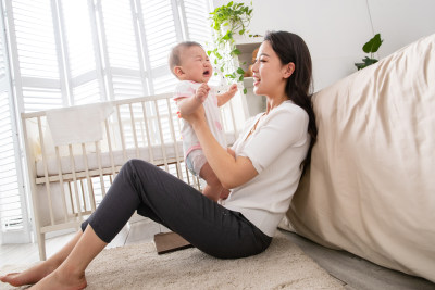 在家办公的年轻妈妈和宝宝