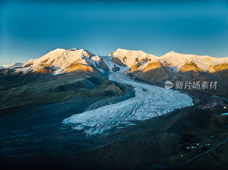 航拍阿尼玛卿雪山