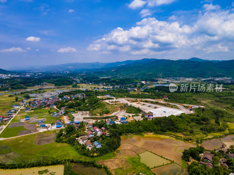 山川丘陵美丽乡村航拍摄影图