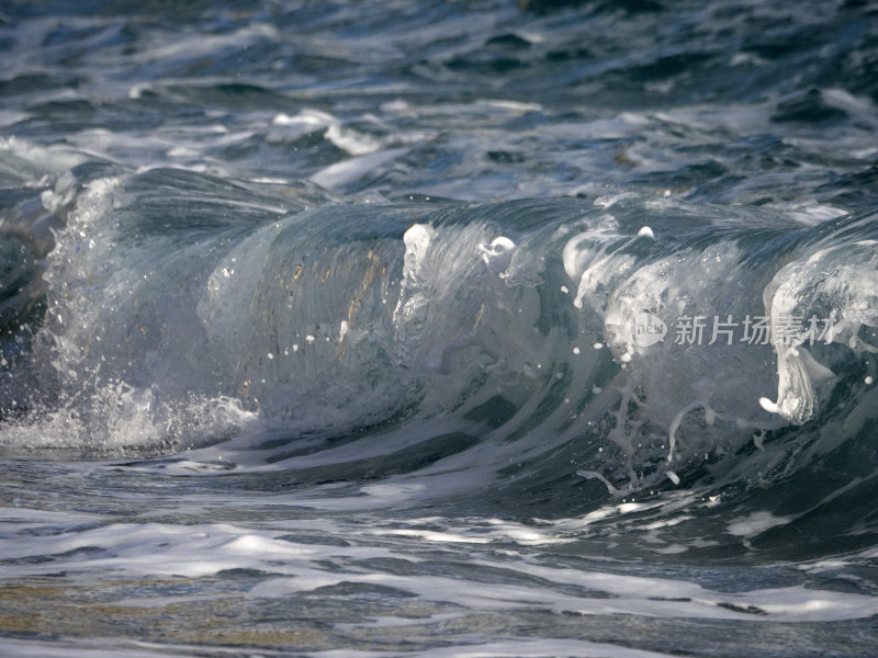 巨浪浪潮汹涌的大海