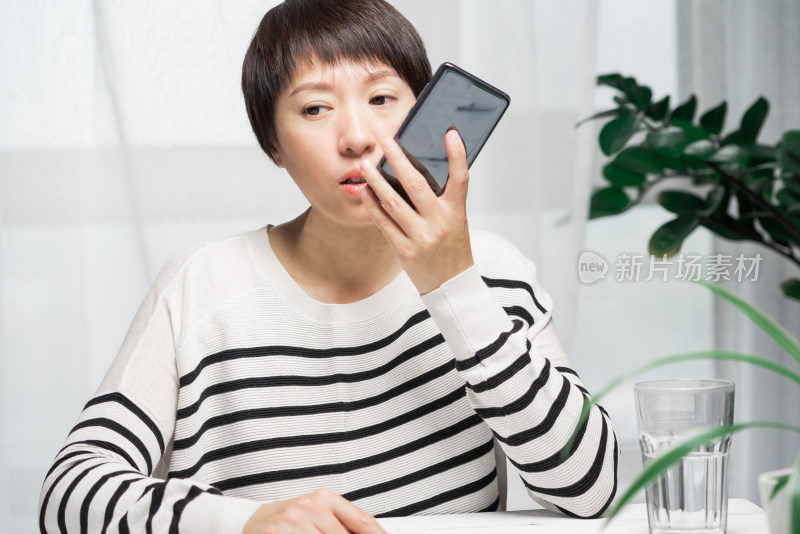 居家办公使用手机通讯的中国女性形象