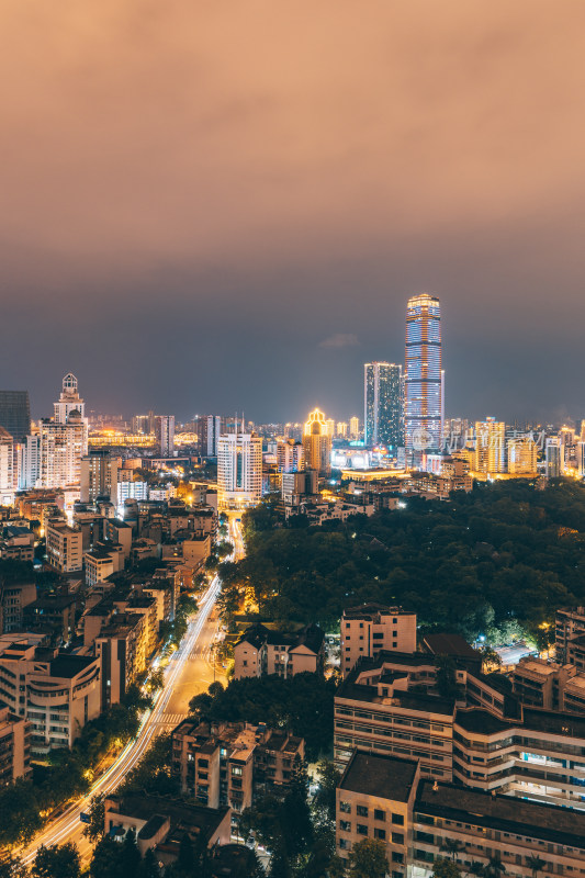 广西柳州城市街景车流与市中心高楼