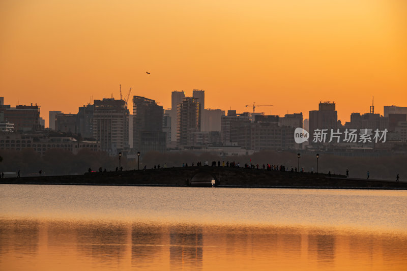 杭州西湖日出金光水岸湖畔剪影