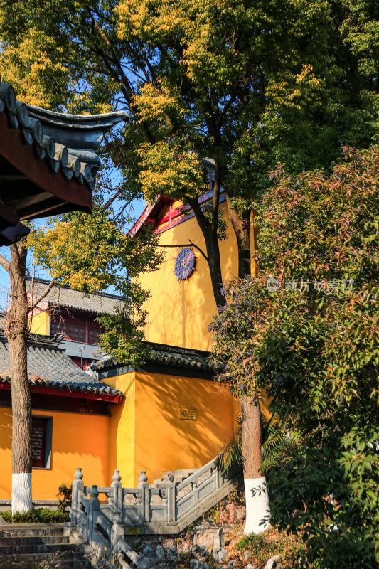 晴朗天空下的南京千年古刹鸡鸣寺