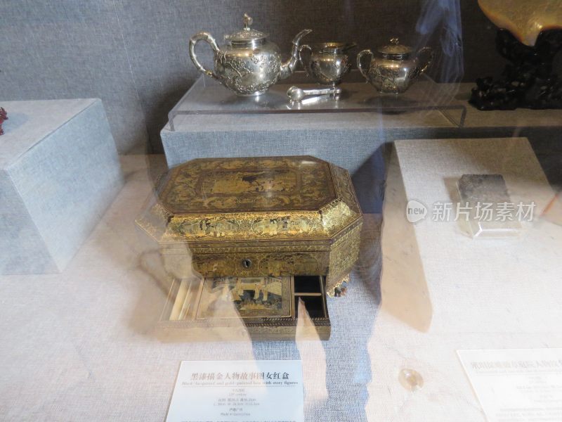 博物馆展示的银茶具及漆盒