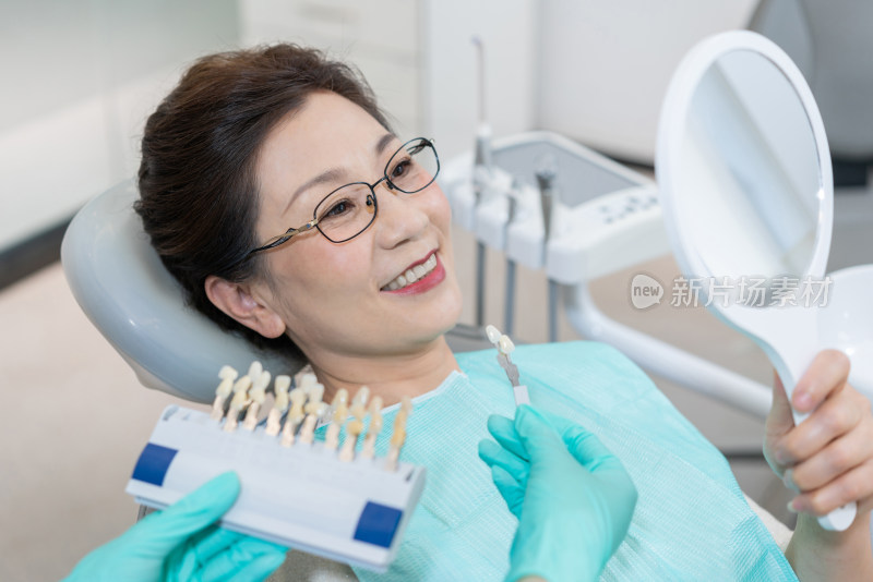 患者在牙科诊所匹配牙齿