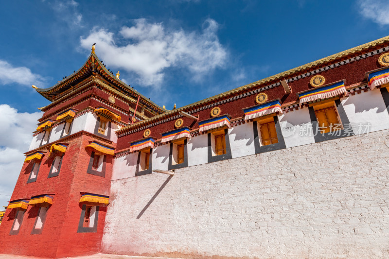 蓝天白云下的阿坝各莫寺寺院建筑