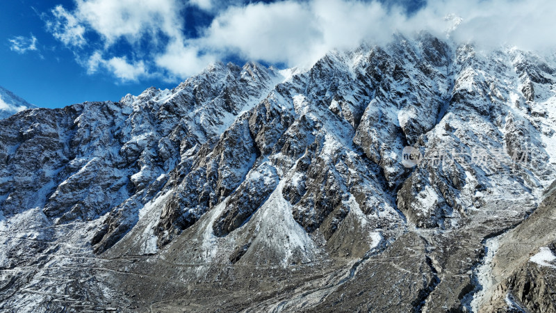 高清蓝天白云雪山摄影图