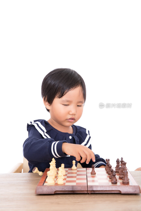 可爱的中国孩子在练习国际象棋