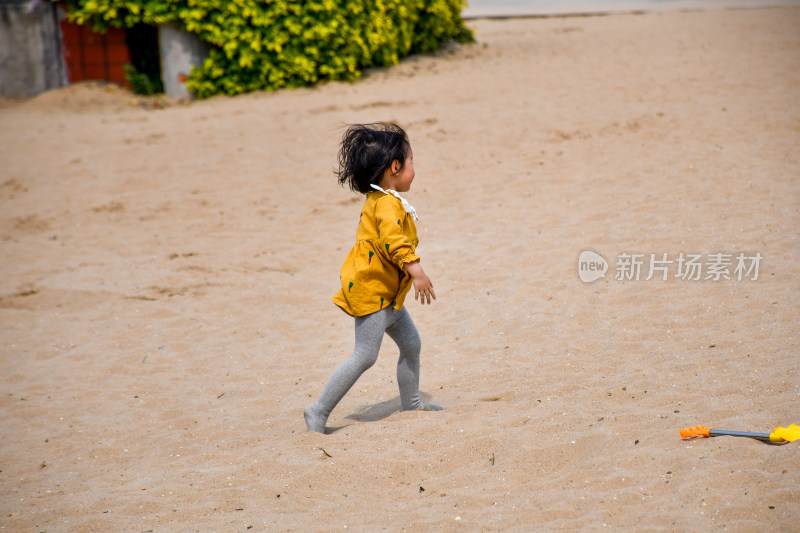 小女孩在沙地上行走