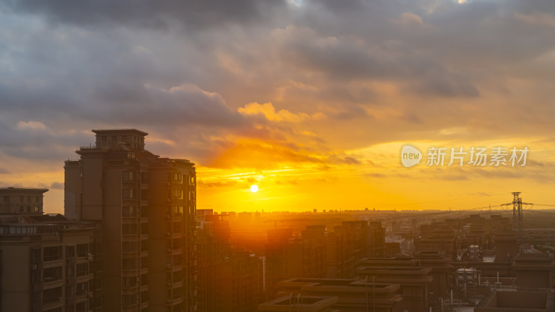 城市建筑在日出时分的景象