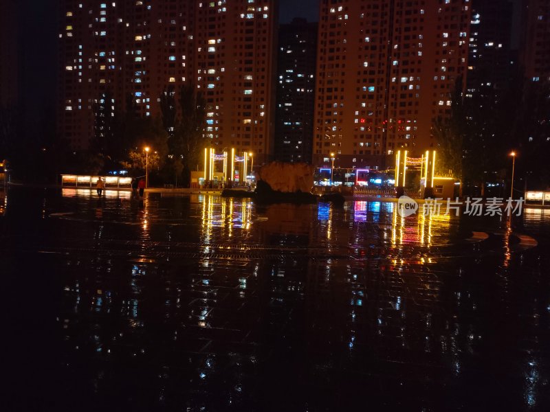 夜晚城市广场雨后积水倒影