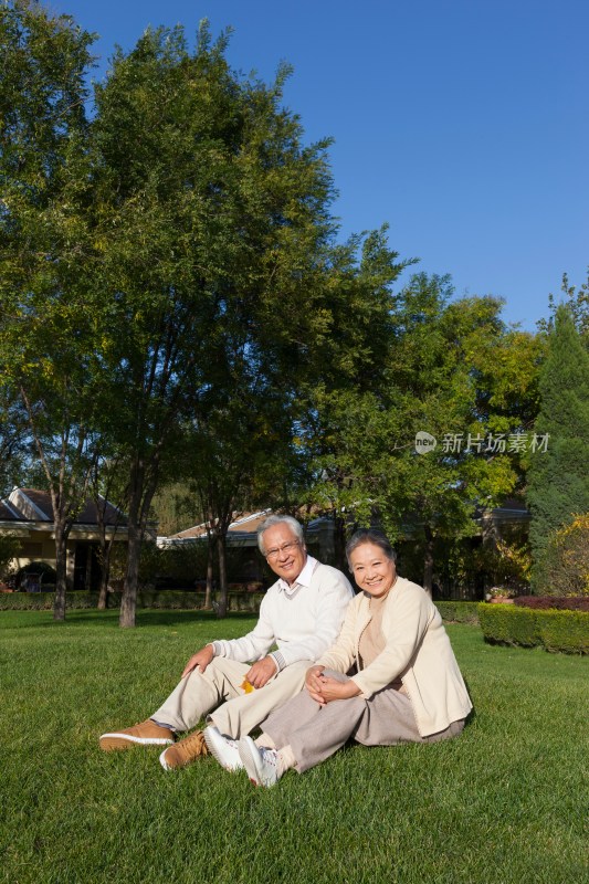 老年夫妻在院子里休息
