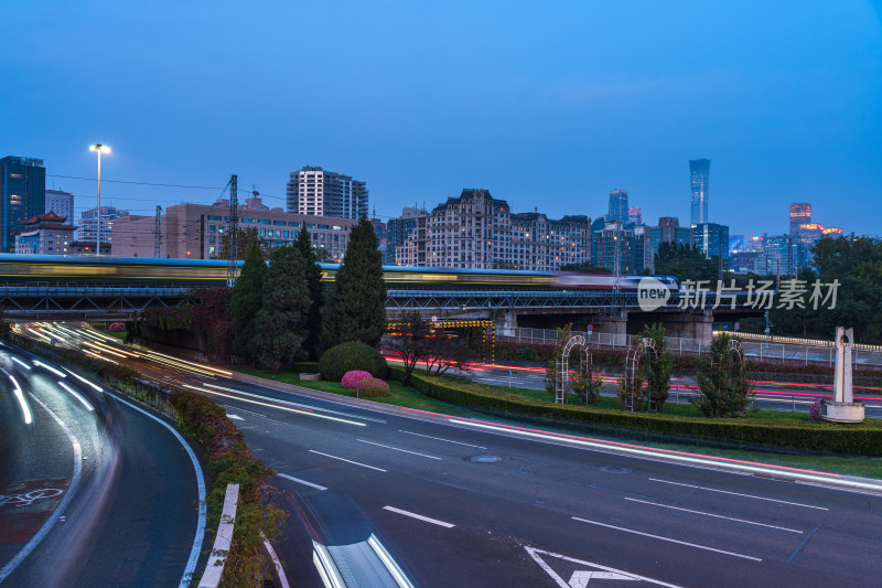 北京公路与铁轨交织的城市建筑群